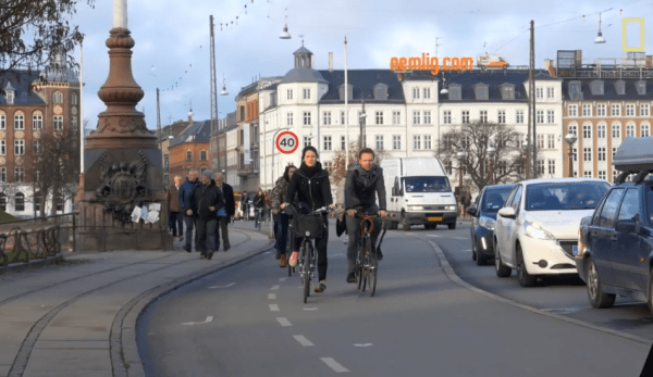 Dans le World Happiness Report de 2018, les pays nordiques, qui incluent la Finlande, le Danemark et la Norvège, sont classés comme les trois nations les plus heureuses du monde. (Image : Capture d’écran /  YouTube)