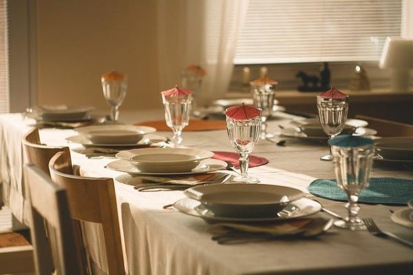 Quelles sont les mauvaises façons de dîner ? Ces problèmes doivent être clarifiés. (Image : RealAKP / Pixabay)