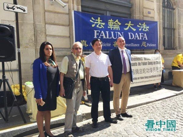 De gauche à droite : Mme Luna, M. Bouc, M. Tang Hanlong, M. King. (Image : Kan Zhongguo / VisionTimes)