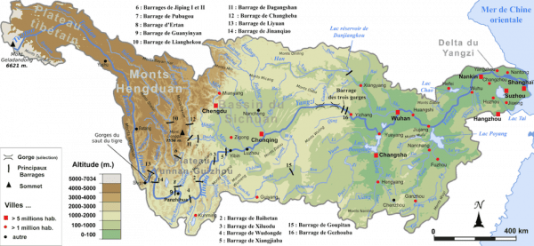 Bassin fluvial du Yang-Tsé: affluents, principales villes et barrages ayant une puissance installée de plus de 2 000 MW. (Image : Wikimedia / Pline / CC BY-SA)