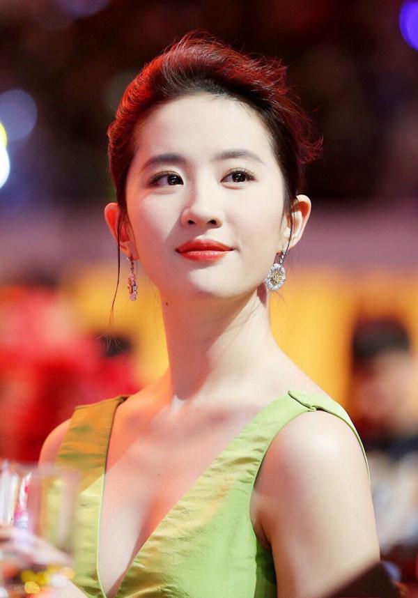 L’actrice sino-américaine Liu Yifei a publiquement soutenu la violente répression de la police de Hong Kong, en reprenant les propos provocateurs du quotidien du parti communiste chinois People’s Daily contre la population de Hong Kong. (Image : Wikimedia / 刘亦菲吧官方 / CC BY-SA)