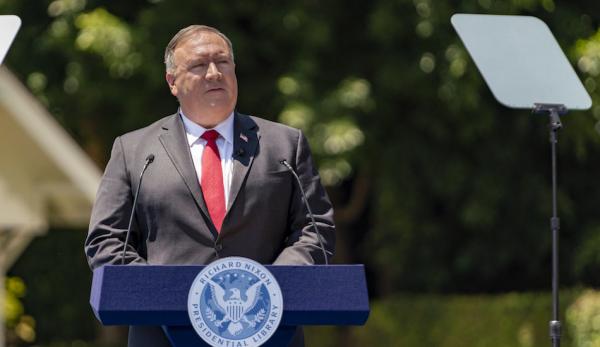 Le secrétaire d’État américain Mike Pompeo s’exprime à la bibliothèque présidentielle Richard Nixon, à Yorba Linda, en Californie, le 23 juillet 2020. (Image : Ron Przysucha / U.S. State Department / Domaine public)