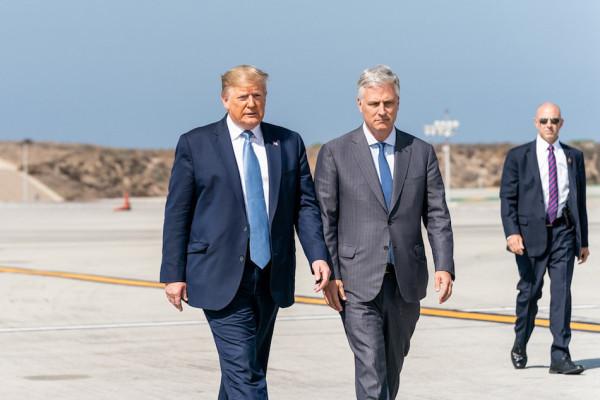 Le président Donald Trump et le conseiller à la sécurité nationale de la Maison Blanche Robert C. O’Brien, le 18 septembre 2019, lors de leur départ à bord d’Air Force One à l’aéroport international de Los Angeles. (Image : Official White House Photo / Shealah Craighead)