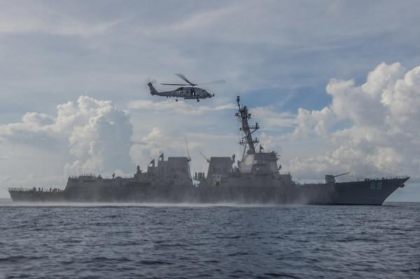 Un hélicoptère MH-60R Seahawk affecté à l’escadron d’attaque maritime Warlords of Helicopter, retourne au destroyer de missiles guidés de classe Arleigh Burke, l’USS Mustin, quelque part en mer de Chine méridionale. (Image : U.S. Navy photo by Mass Communication Specialist 3rd Class David Flewellyn)