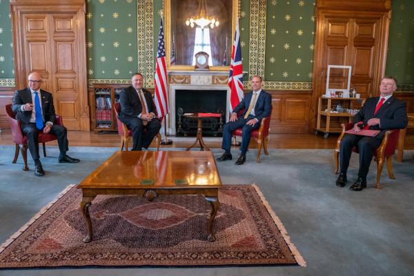 Le secrétaire d’État Mike Pompeo et le ministre britannique des affaires étrangères Dominic Raab, à Londres, le 21 juillet 2020. (Image : Ronny Przysucha / U.S. State Department / Domaine Public)