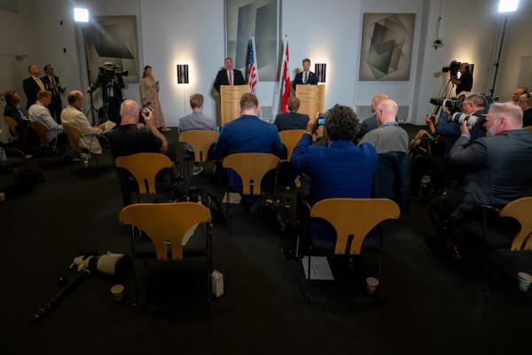 Le secrétaire d’État Mike Pompeo et le ministre danois des affaires étrangères Jeppe Kofod tiennent une conférence de presse commune à Copenhague, Danemark, le 22 juillet 2020. (Image : Ronny Przysucha / U.S. State Department / Domaine public)