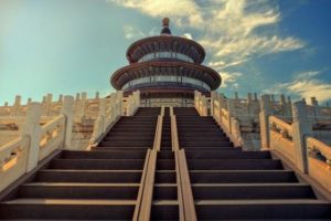 Le Temple du Ciel, considéré comme l’achèvement de l’architecture chinoise traditionnelle, symbolise la croyance chinoise que la Terre est carrée et le Ciel rond. L’empereur considéré comme le « fils du Ciel », représentait le lien avec l’autorité céleste pour préserver le bon ordre sur terre. (Image : My pictures are CC0. When doing composings: / Pixabay)