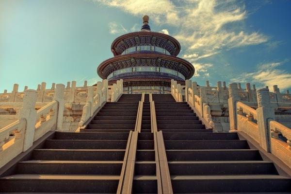 Le Temple du Ciel, considéré comme l’achèvement de l’architecture chinoise traditionnelle, symbolise la croyance chinoise que la Terre est carrée et le Ciel rond. L’empereur considéré comme le « fils du Ciel », représentait le lien avec l’autorité céleste pour préserver le bon ordre sur terre. (Image : My pictures are CC0. When doing composings: / Pixabay)