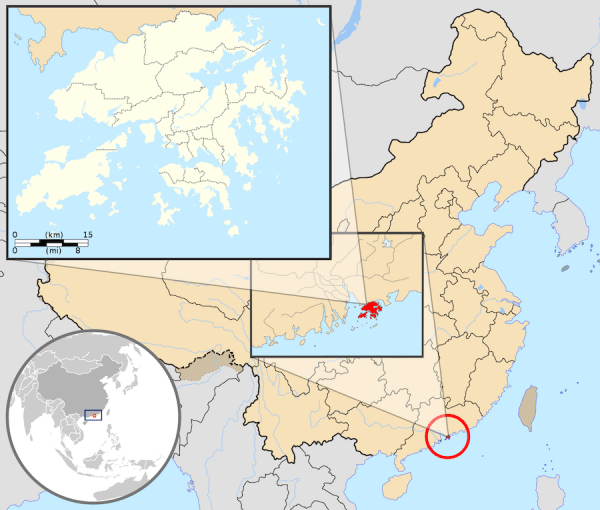 Bien que Deng Xiaoping ait promis aux habitants de Hong Kong que rien n ’allait changer, l ’avenir de Hong Kong était à cet instant plein d ’incertitudes et de facteurs inquiétants, pour ce territoire proche du géant continental. (Image : wikimedia / GFDL / CC BY-SA)