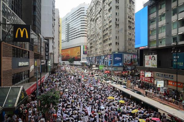 Malgré les manifestations, les autorités de Pékin ont maintenu à plusieurs reprises l ’ordonnance sur les délinquants fugitifs, fermant les yeux sur l ’opinion publique de Hong Kong. (Image : Wikimedia / Wpcpey / CC BY-SA)