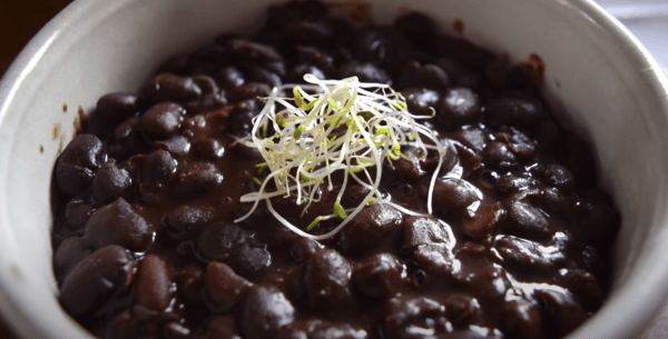 La teneur élevée en fibres des haricots noirs favorise également la motilité gastro-intestinale, en plus de fournir des nutriments pour les bonnes bactéries dans le tractus gastro-intestinal. (Image : Capture d’écran / YouTube)