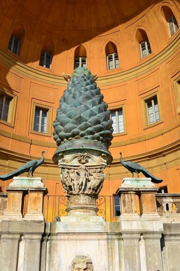 Construit par les Romains, cette sculpture romaine en bronze du premier siècle, appelée le «Pigna» trônait autrefois sur une fontaine. Elle se trouve maintenant dans une cour du Vatican. C’est également le symbole utilisé par le Pape pour illustrer le trait d’union entre la terre et le ciel, la chair et le spirituel. (Image : Julia Casado / Pixabay) 