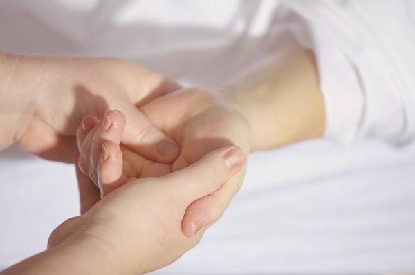 Le massage des doigts peut stimuler le système immunitaire, traiter la douleur physique et favoriser la perte de poids. (Image : andreas160578 / Pixabay)