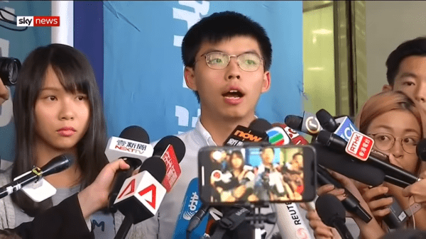 Joshua Wong a publié sur Facebook que la décision des autorités était liée aux récentes sanctions imposées par les États-Unis aux membres du PCC et aux fonctionnaires du gouvernement de Hong Kong. (Image : Capture d’écran /YouTube)