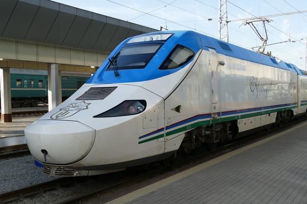 Des chemins de fer en Ouzbékistan, autre pays d’Asie centrale, investi par le régime chinois. (Image : falco / Pixabay)