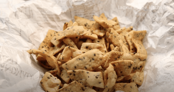 Qiaoguo, petits gâteaux à la base de blé ou de riz, frits dans l’huile ou cuits au four. (Image : Capture d’écran / Youtube)