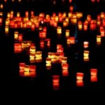 Lanternes posées sur l’eau pendant la fête de Zhongyuan Jie. (Image : 该图片由Hans Braxmeier在Pixabay上发布)