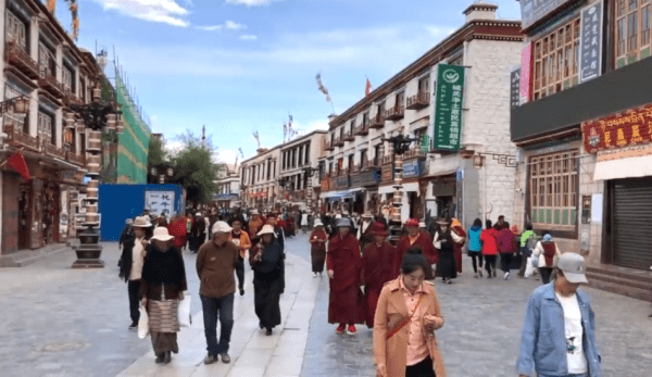 La promotion pour les mariages interethniques n’est pas quelque chose de nouveau dans la politique de Pékin. En 2010, le gouvernement chinois avait annoncé des mesures similaires au Tibet. (Image : Capture d’écran / YouTube)