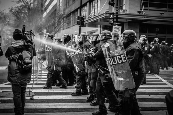 Cette violence de plus en plus « horrifiante » met en scène des agressions à l’égard d’individus, des corps de métiers, des commerces, des biens publics et privés, elle fait apparaître le cœur sombre et démoniaque de l’homme, que rien ne peut retenir, ni la morale, ni les institutions, ni la coutume, ni le respect, ni la crainte du Divin. (Image : StockSnap / Pixabay)