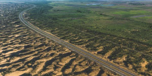 Dans le cadre de la restauration écologique du site de Mu Us Sandyland, dans le nord de la Chine, des mosaïques de paille ont été disposées à l’ombre des dunes de sable. Des herbes et d’autres types de plantes y ont été introduits afin de rendre au désert son espace vert. Mais lors d’une récente étude, les scientifiques du système terrestre de l’UCI ont constaté que cette pratique a entraîné l’épuisement des réserves d’eau terrestres. (Image : Erik Solheim)