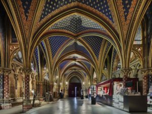 Sainte-Chapelle de Paris, chapelle basse, vue d’ensemble vers l’entrée Commentaire : La Sainte-Chapelle est une chapelle palatine. Elle a été conçue pour mettre en valeur la Sainte-Couronne d’épines, une pièce provenant de la Croix sur laquelle le Christ a été crucifié et d’autres éléments considérés comme les reliques de la Passion du Christ (6. Sainte-Chapelle de Paris, chapelle basse, vue d’ensemble vers l’entrée © Romaric Pech – Centre des Monuments nationaux – Photo de Presse)