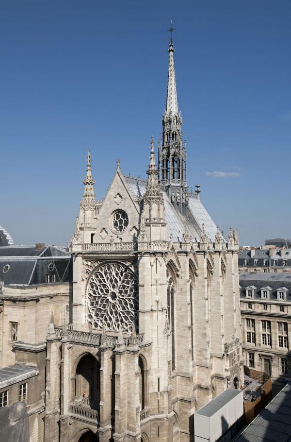 En devenant un écrin pour les Saintes reliques de la chrétienté, la Sainte-Chapelle  traduisait la puissance du monarque détenteur de ces reliques et du royaume de France dans le monde chrétien occidental (Sainte Chapelle extérieur © Philippe Berthé – Centre des monuments nationaux – Photo de Presse)