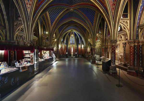 Sainte-Chapelle de Paris, chapelle basse, vue d’ensemble vers l’abside Commentaire : La Sainte-Chapelle a été construite sur deux niveaux : la partie basse était pour les messes de la noblesse et employés du palais et la partie haute était réservée au roi, à sa famille et à ses hôtes de marque. (Sainte-Chapelle de Paris, chapelle basse, vue d’ensemble vers l’abside © Romaric Pech – Centre des Monuments Nationaux – Photo de Presse)