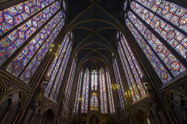 Saint Louis fera de la Sainte-Chapelle un lieu de recueillement et de vénération : un lieu « d’élévation de l’âme », comme le laisse entendre le choix du style gothique (Vue générale de la Sainte-Chapelle © Didier Plowy - Centre des monuments nationaux – Photo de Presse)