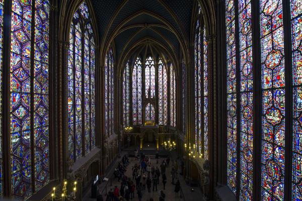 Plus de 600m2 de vitraux seront exécutés par des Maîtres verriers et imagiers français de l’époque médiévale. Ces Maîtres étaient au faîte de leur art et rayonnaient dans toute l’Europe (Sainte-Chapelle - Didier Plowy – Centre des Monuments Nationaux – Photo de Presse)