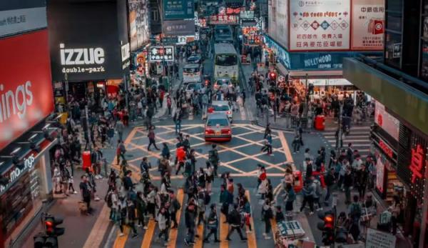 Un jeune itinérant instruit, né en Chine continentale, décrit le contraste entre la vie à Hong Kong et en Chine continentale. (Image : Capture d’écran / YouTube)