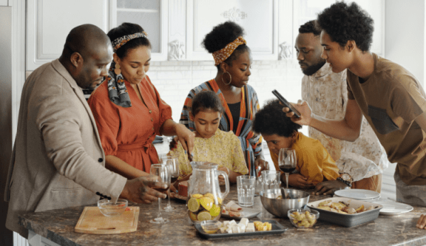 Ces derniers temps, le traditionalisme a connu une résurgence croissante, beaucoup de gens se rendant compte que l’abandon de ces valeurs a nui à la cohérence de la société. (Image : pexels / CC0 1.0)