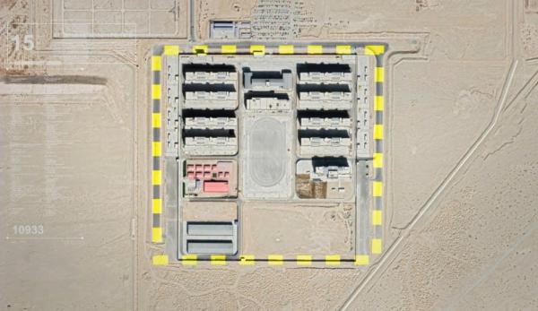 Une image satellite montrant l’emplacement possible d’un camp de détention. Selon un rapport de l’Australian Strategic Policy Institute, le nombre de camps de « rééducation » au Xinjiang semble être 40 % plus élevé que les estimations précédentes. (Image : Capture d’écran / YouTube)