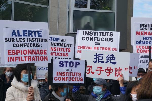 Rassemblement contre l’Institut Confucius devant la mairie de Mont-Saint-Aignan. (Image : Avec l’aimable autorisation de Jin Hu)