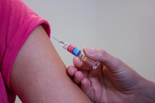 Aujourd’hui, la vaccination est devenue un processus routinier et quasi social. (Image : Katja Fuhlert / Pixabay)