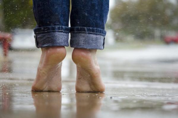 Marcher sur la pointe des pieds : quels bienfaits ? - Vision Times