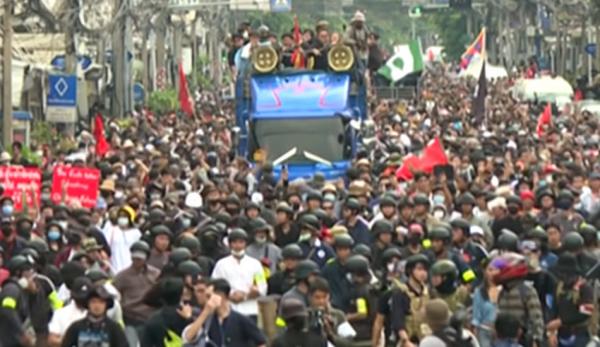 Les manifestants thaïlandais, qui réclament aussi des réformes de la constitution, apportent leur soutien aux manifestants de Hong Kong et de Taïwan s’opposant au régime chinois. (Image : Capture d’écran / YouTube)