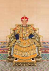 La robe de dragon est un vêtement de cérémonie (吉服), de couleur jaune vif, et brodée de neuf dragons dorés, d’où son nom. (Image : Wikimedia / Anonymous Qing Dynasty Court Painter / Domaine public)