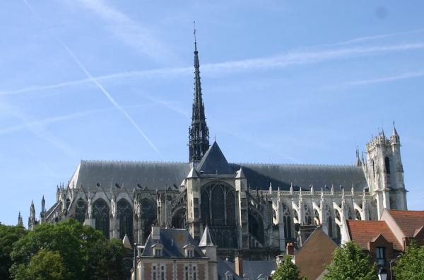 Amiens – Façade nord de la cathédrale. (Image : Wikimedia / VincentdeMorteau / cropped by MathKnight / CC BY-SA 2.5)