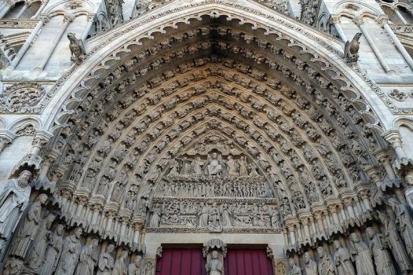 Cathédrale portail tympan et voussures – Amiens. (Image : Wikimedia / Patrick Despoix / CC BY-SA 3.0)