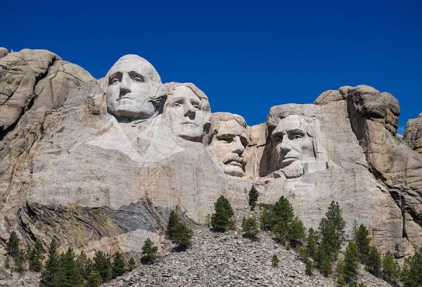 Le Mémorial national du Mont Rushmore. De gauche à droite : effigies des présidents George Washington, Thomas Jefferson, Theodore Roosevelt et Abraham Lincoln. (Image : Wikimedia / Thomas Wolf / www.foto-tw.de / CC BY-SA 3.0)