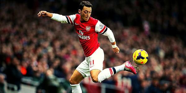 Le footballeur Mesut Özil, qui occupe le poste de milieu de terrain offensif à Arsenal, a été exclu du groupe en Ligue Europa et de l’équipe de Premier League d’Arsenal. (Image : Capture d’écran / YouTube)