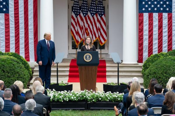 Amy Coney Barrett aux côtés du président Donald Trump lors de sa désignation comme candidate à la Cour suprême.