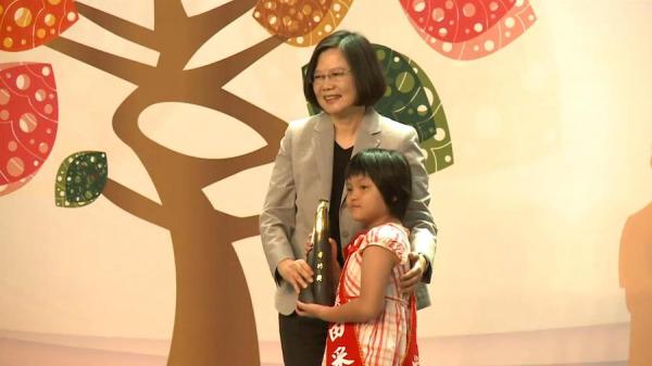 La présidente Tsai Ing-wen a remis le prix national de la piété filiale à une jeune lauréate. (Image : Capture d’écran / YouTube)Un vieil adage dit : « De toutes les vertus, la piété filiale vient en premier (百善孝為先). » La piété filiale est une vertu importante de la culture chinoise traditionnelle, prônant le respect et l’attention envers ses parents et ses ancêtres.