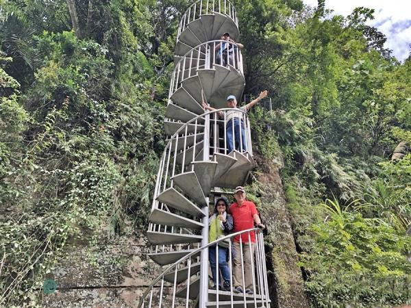 L’escalier en colimaçon de Shuiliandong le long du sentier historique de Caoling. (Image : Billy Shyu / Vision Times)