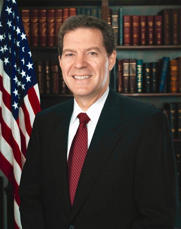 l’ambassadeur Sam Brownback a renouvelé son appel à Pékin pour qu’il mette fin à sa « guerre contre la foi », évoquant spécifiquement l’utilisation de la technologie par la Chine pour persécuter des groupes religieux. (Image : wikimedia / United States Senate / Domaine public)