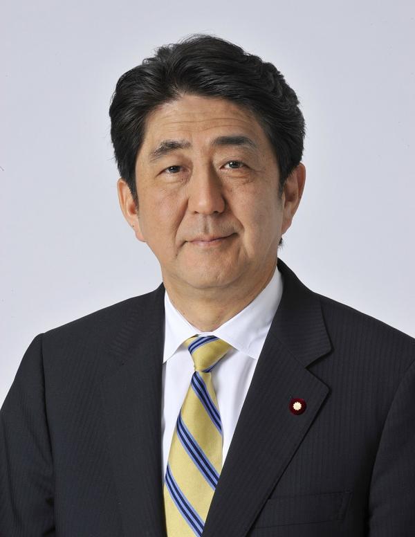 À la fin du printemps 2020, l’ancien Premier ministre japonais Shinzo Abe a annoncé un plan de 2,2 milliards de dollars pour rapatrier la production de la Chine vers le Japon. (Image : wikimedia / Prime Minister of Japan Official / CC BY 4.0)