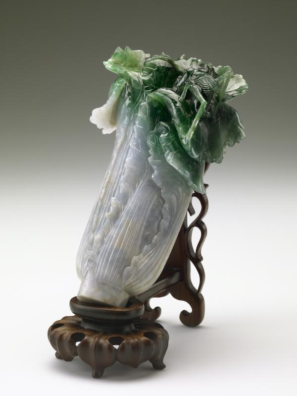 Chou chinois et criquet, décoration en jade bicolore. La pièce a été sculptée dans un seul bloc, la tige du chou est sculptée sur la partie blanche, les feuilles et le criquet sont sculptés sur la partie verte, hauteur 18.7 cm, Dynastie Qing (清朝, 1644 – 1912). (Image : Musée national du Palais, Taipei / @CC BY 4.0)