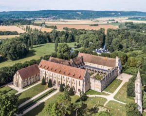 L’abbaye cistercienne, nichée au nord-est du Val d’Oise, est sans doute l’un des plus beaux trésors patrimoniaux du département. (Image : abbayeroyaumont-2017-drone-aerofilms_0054.jpg - Photo de presse)