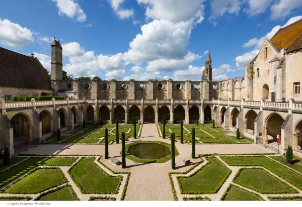 L’abbaye de Royaumont dispose d’un magnifique cloître, élément central de la vie monastique. C’est un lieu de circulation donnant accès aux différents bâtiments de l’abbaye. (Image : jardin_cloitre_A_Poupeney.jpg - Photo de presse)