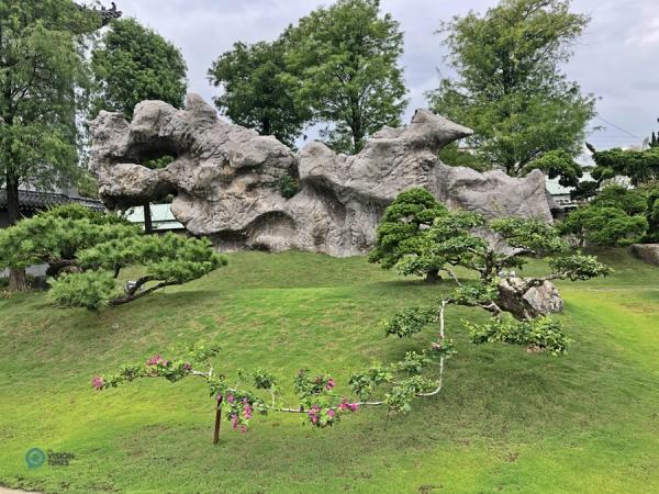 Un ancien rocher étonnant dans le jardin du temple Dazhishan Xuankong. (Image : Billy Shyu / Vision Times)